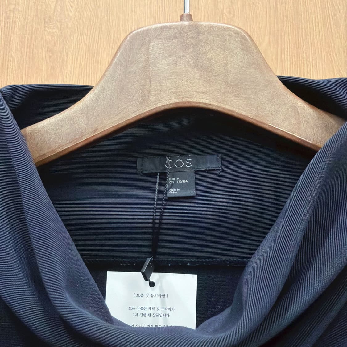 코스 하이넥 롱슬리브 티셔츠 하이로우 밑단 무지 디테일 루즈핏 네이비 상품이미지6