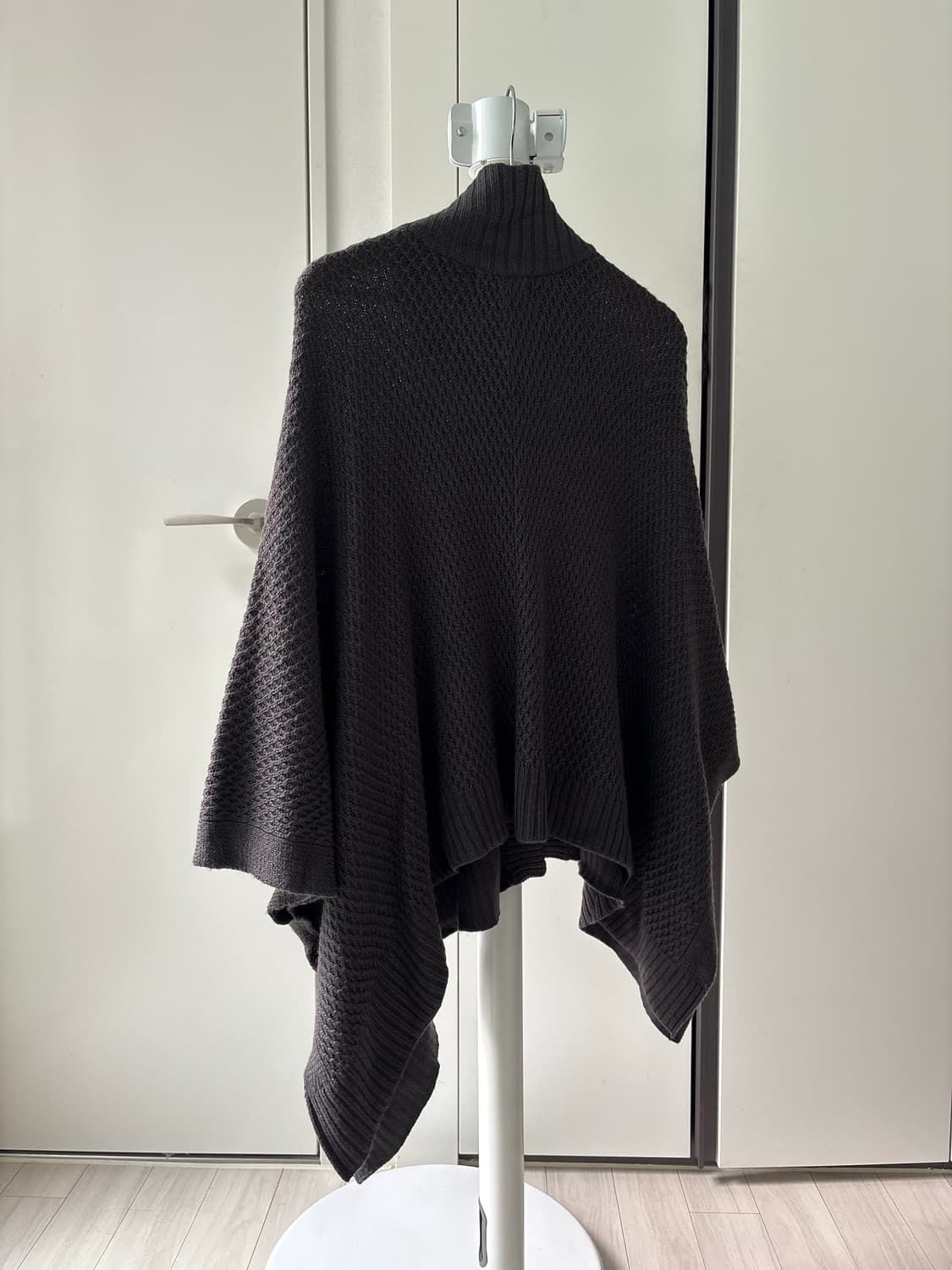 Flowing Charcoal Cape Knit 상품이미지6