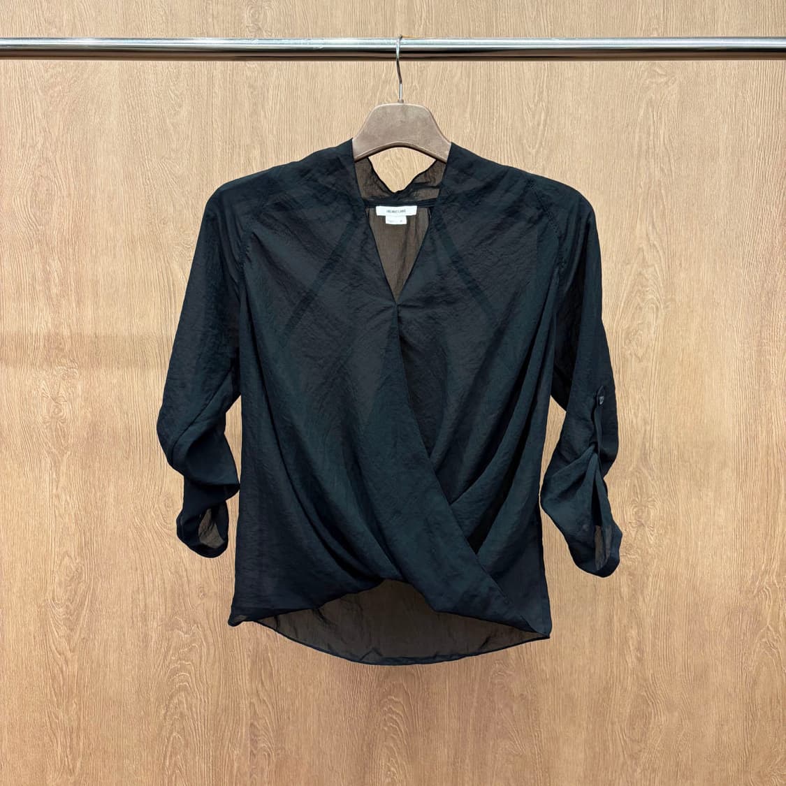 헬무트랭 시스루 블라우스 브이넥 밑단 셔링 소매 버튼 디테일 블랙 상품이미지4