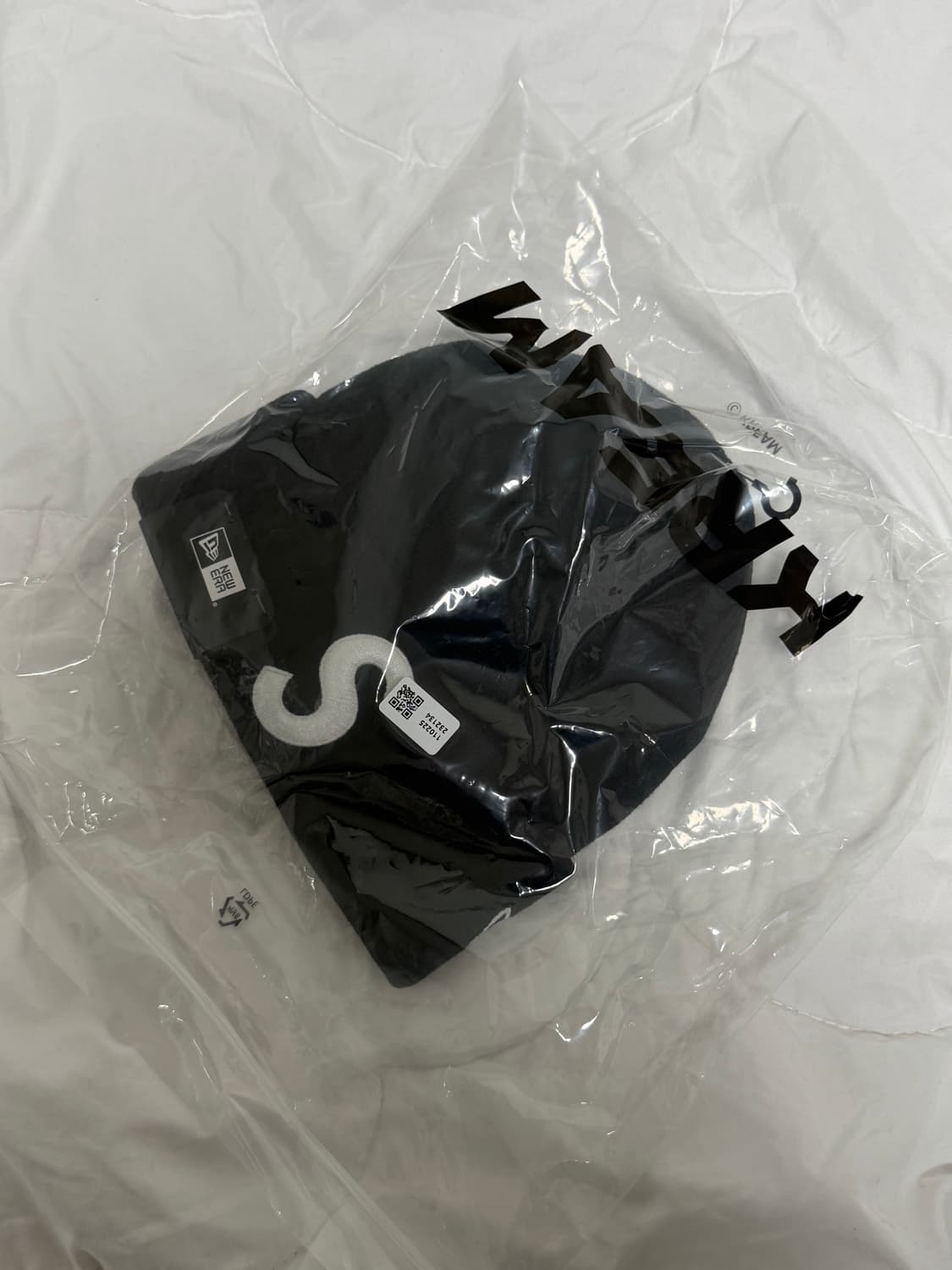 (새상품) 슈프림 뉴에라 S 로고 비니 블랙 24fw 상품이미지2