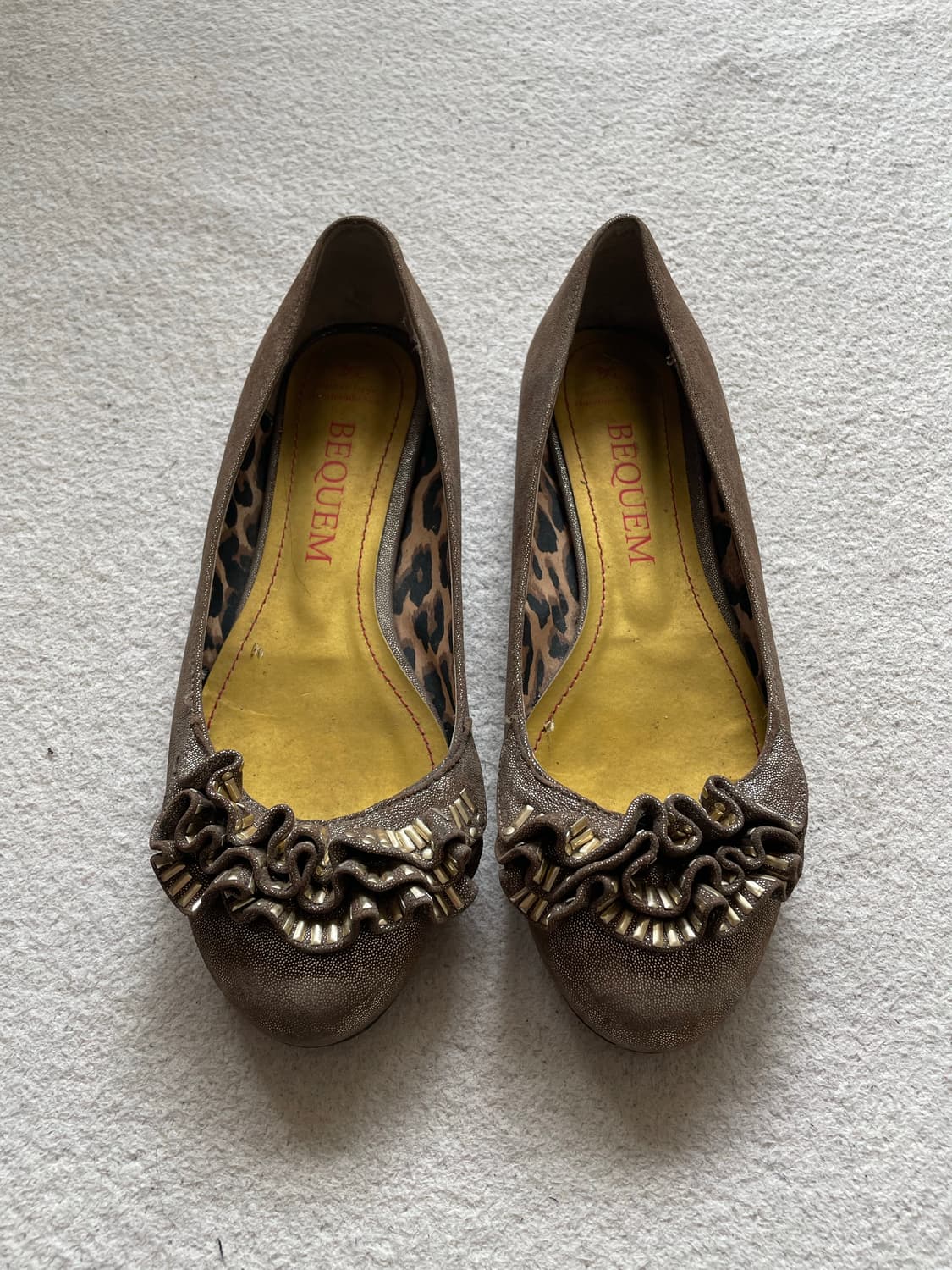 [BEQUEM] 골드 글리터 프릴 플랫슈즈 상품이미지1