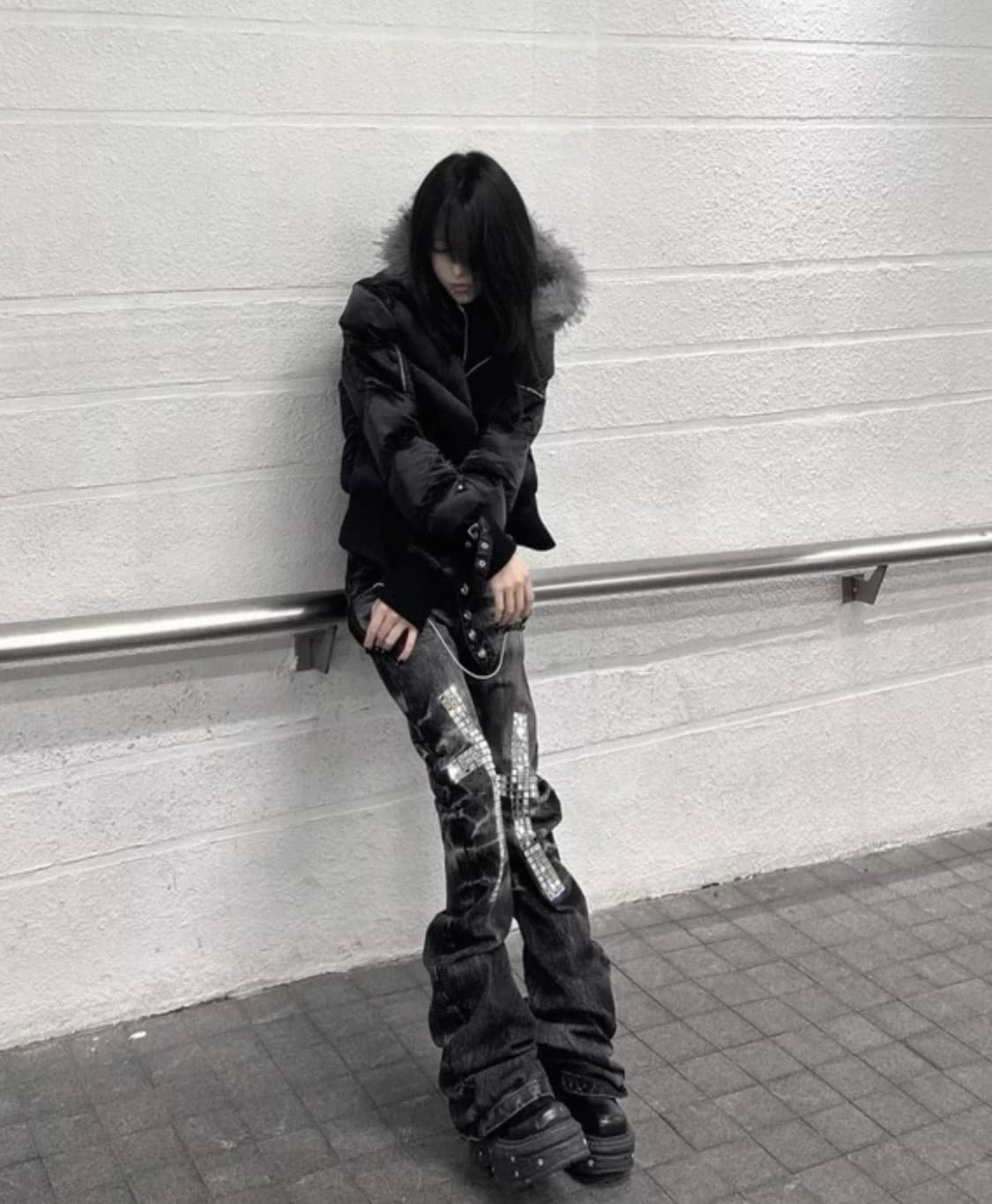 CROSS STUD DOUBLE WAIST CURVED JEANS 상품이미지1