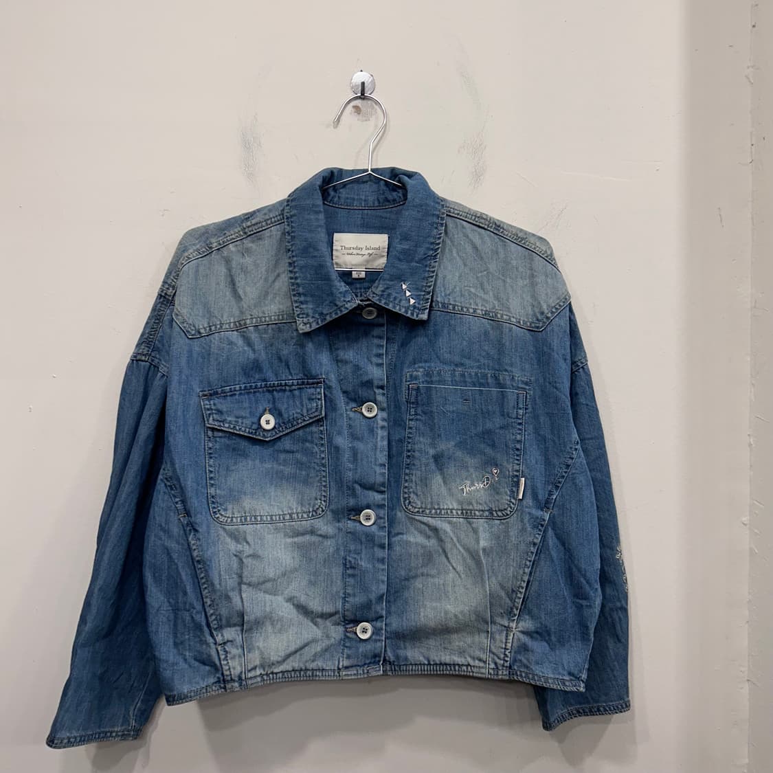 써스데이 아일랜드 자수 데님 크롭셔츠 상품이미지2