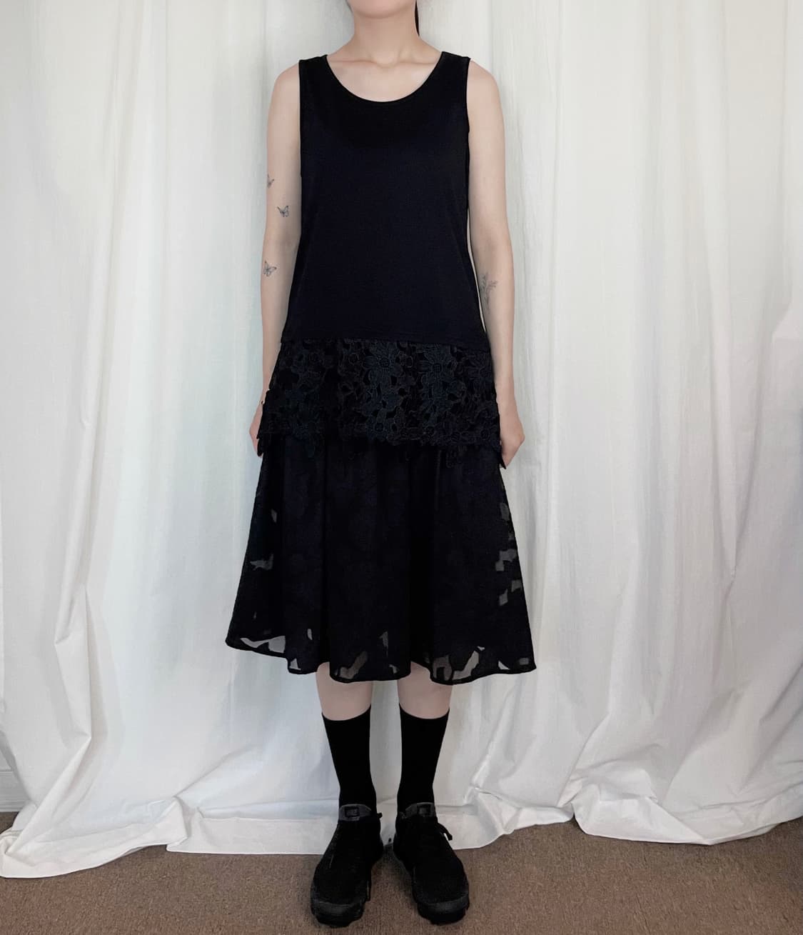 Flower Punching Hem Sleeveless - Black 상품이미지1