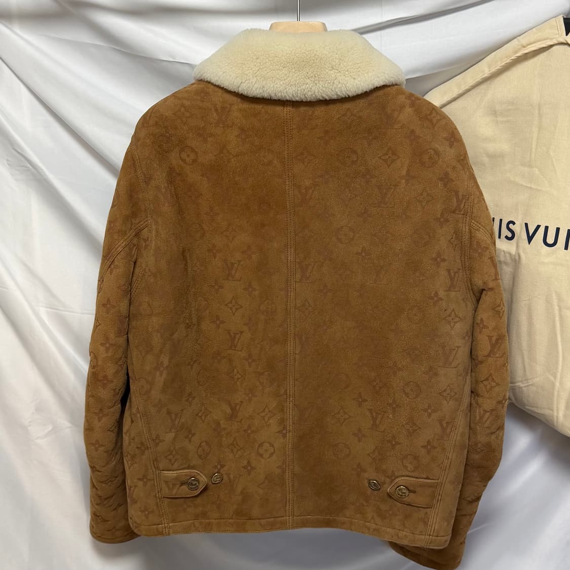 [S+급/48] 루이비통 시어링 엠보스드 모노그램 스웨이드 무스탕 자켓 상품이미지5