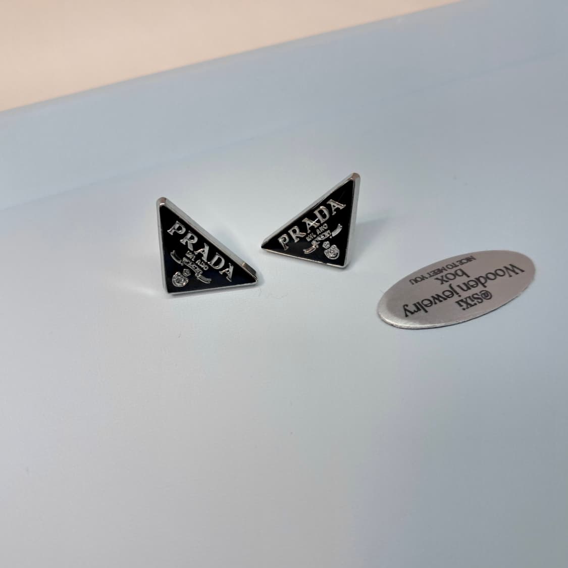 프라다 귀걸이 프라다 삼각 로고 귀걸이 업사이클링 귀걸이 상품이미지1