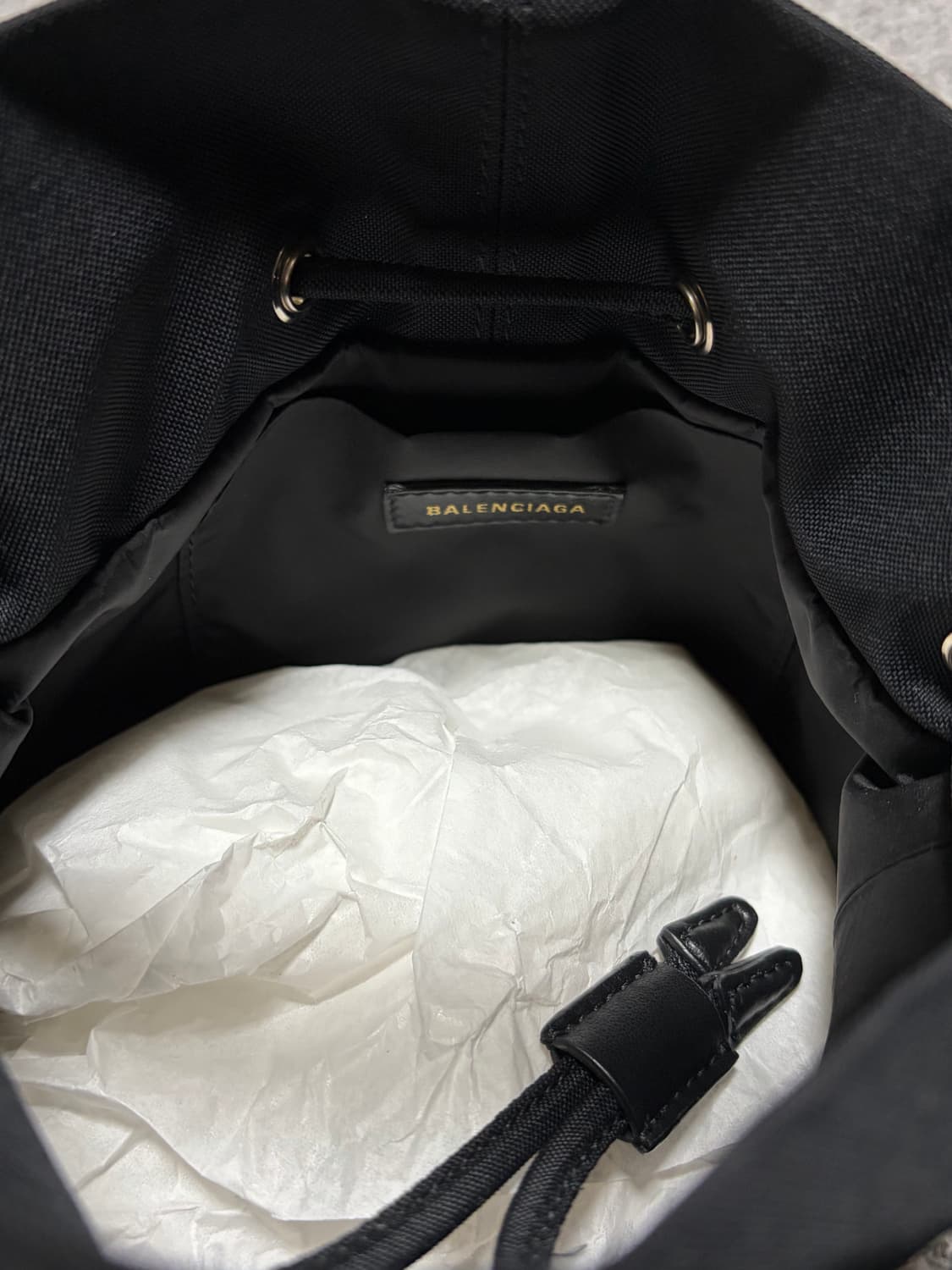 발렌시아가 드로스트링 버킷백 블랙 상품이미지3