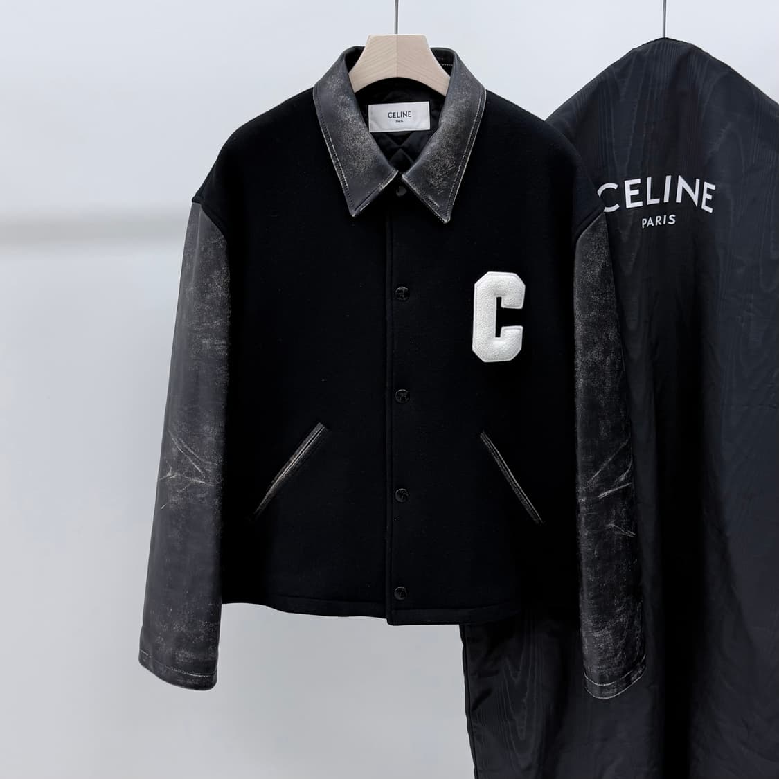 [S+급/54] 25FW 셀린느 C 로고 테디 바시티 자켓 블랙 상품이미지1