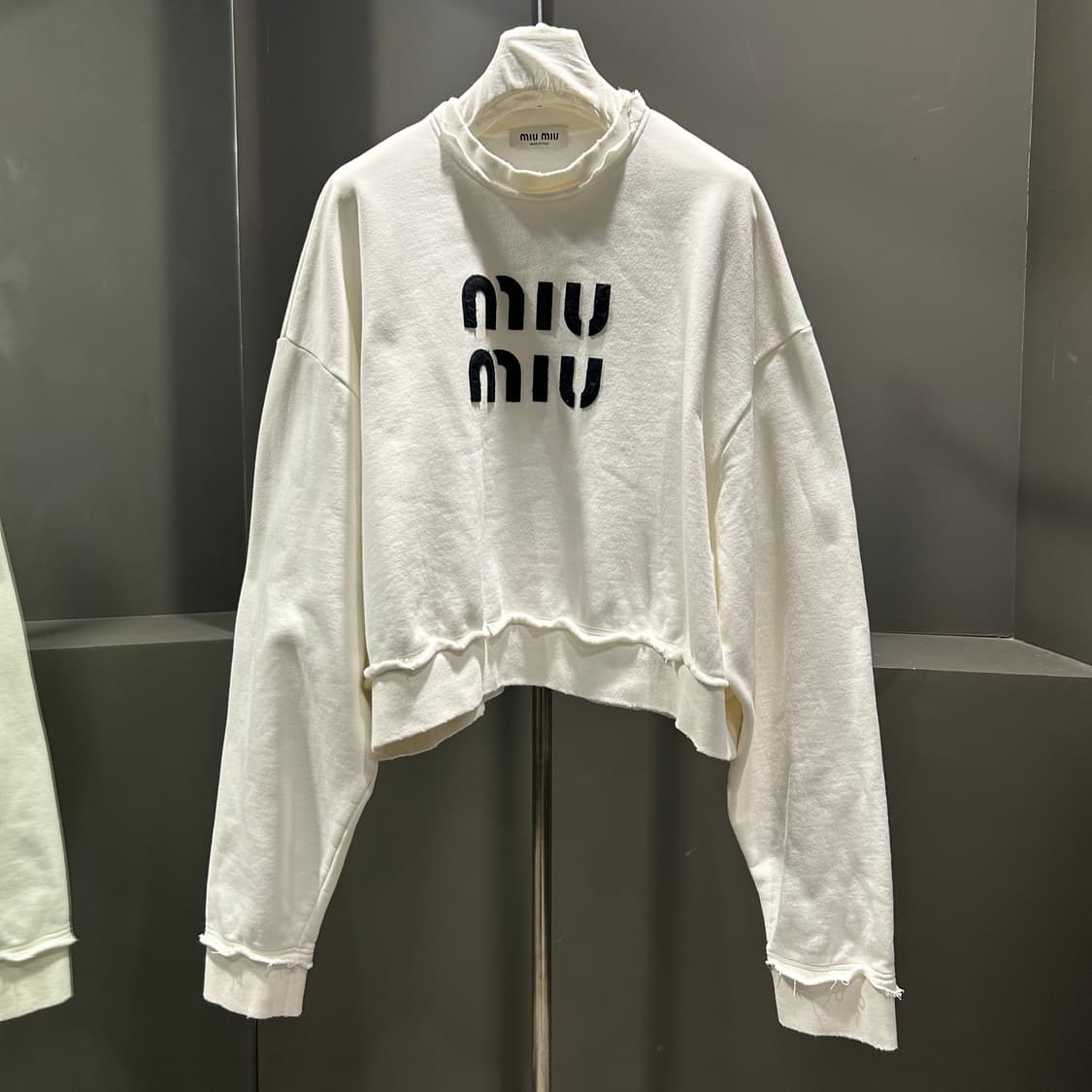 미우미우 크롭 스웨트셔츠 상품이미지1