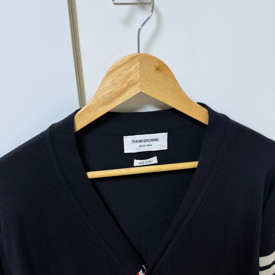 A / 4 (105) 톰브라운 사선완장 울 가디건 네이비 상품이미지3