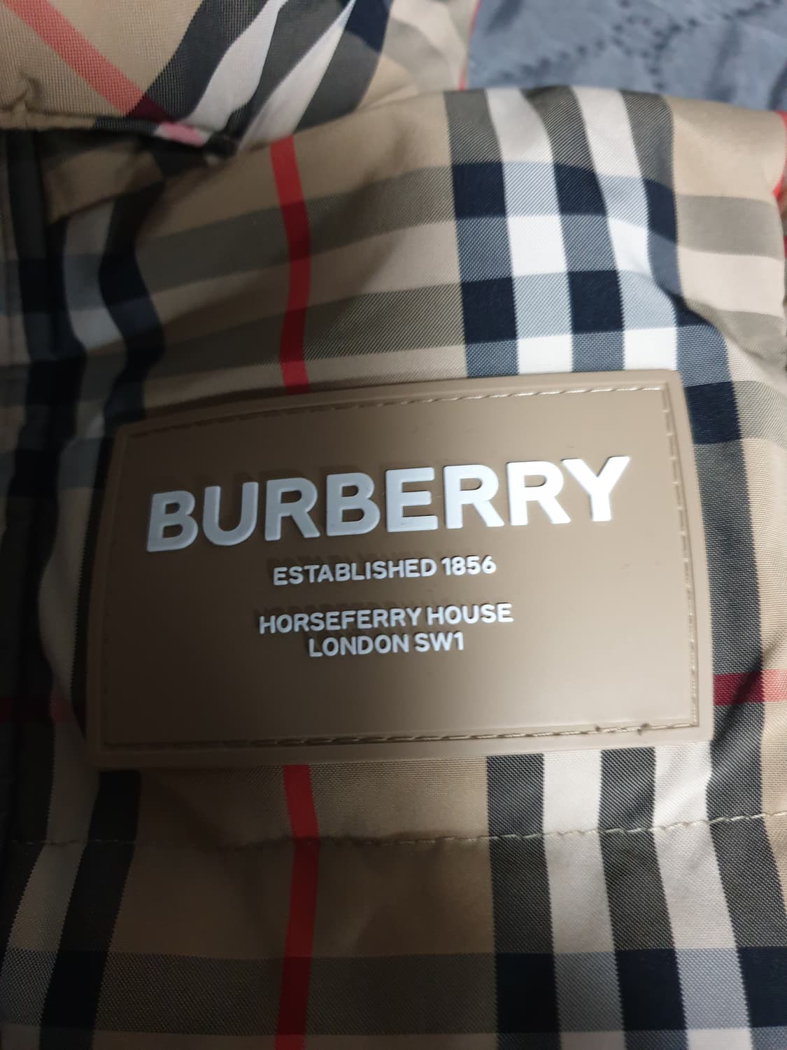 (23FW) 버버리 아우빈 빈티지체크 패치로고 후드 덕다운 패딩 (6Y) 상품이미지3
