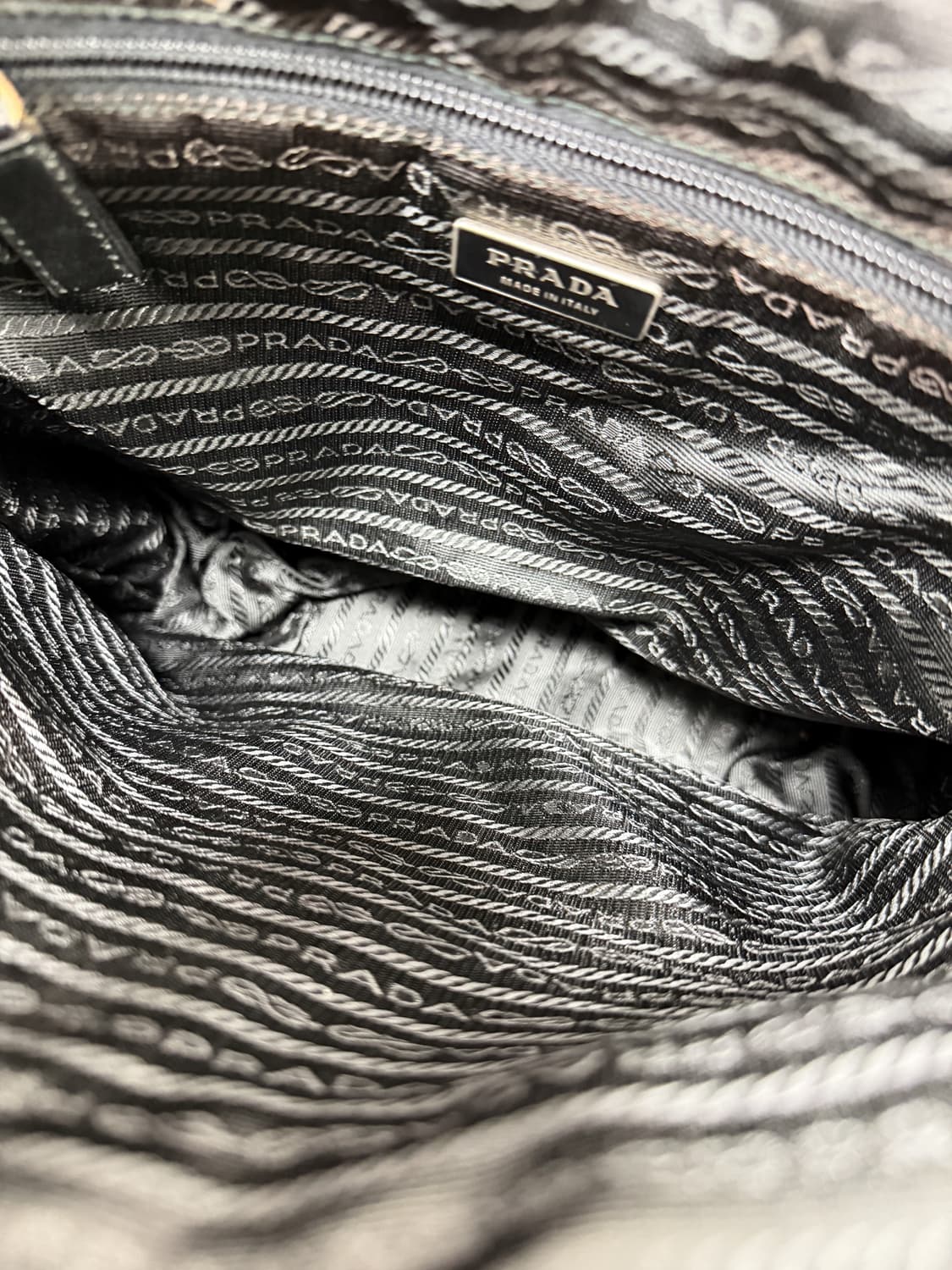 프라다 나일론 사이드 로고 크로스백 상품이미지8