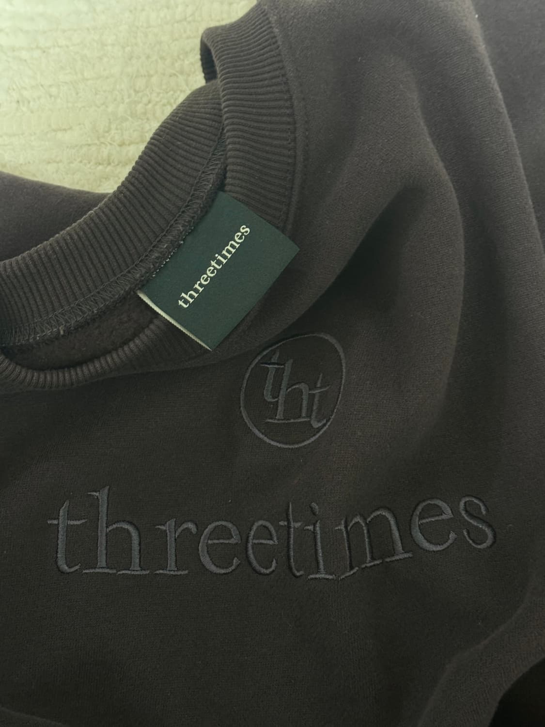 쓰리타임즈 시그니쳐 로고 맨투맨 차콜 threetimes 상품이미지2