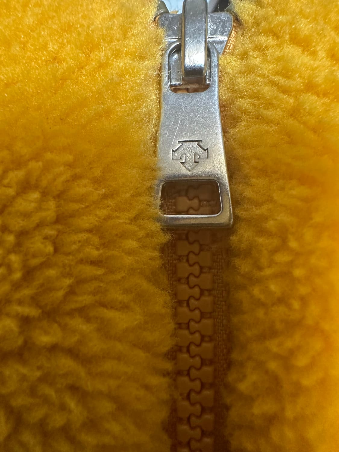 데상트 뽀글이 플리스 자켓 머스타드  상품이미지7