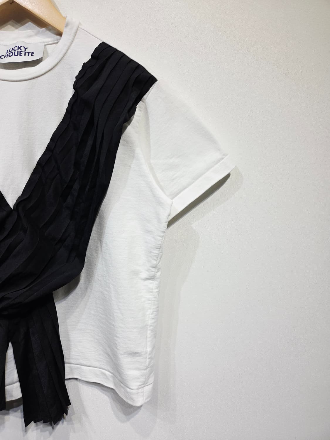 럭키슈에뜨 플리츠 배색 반팔 티셔츠 상품이미지5