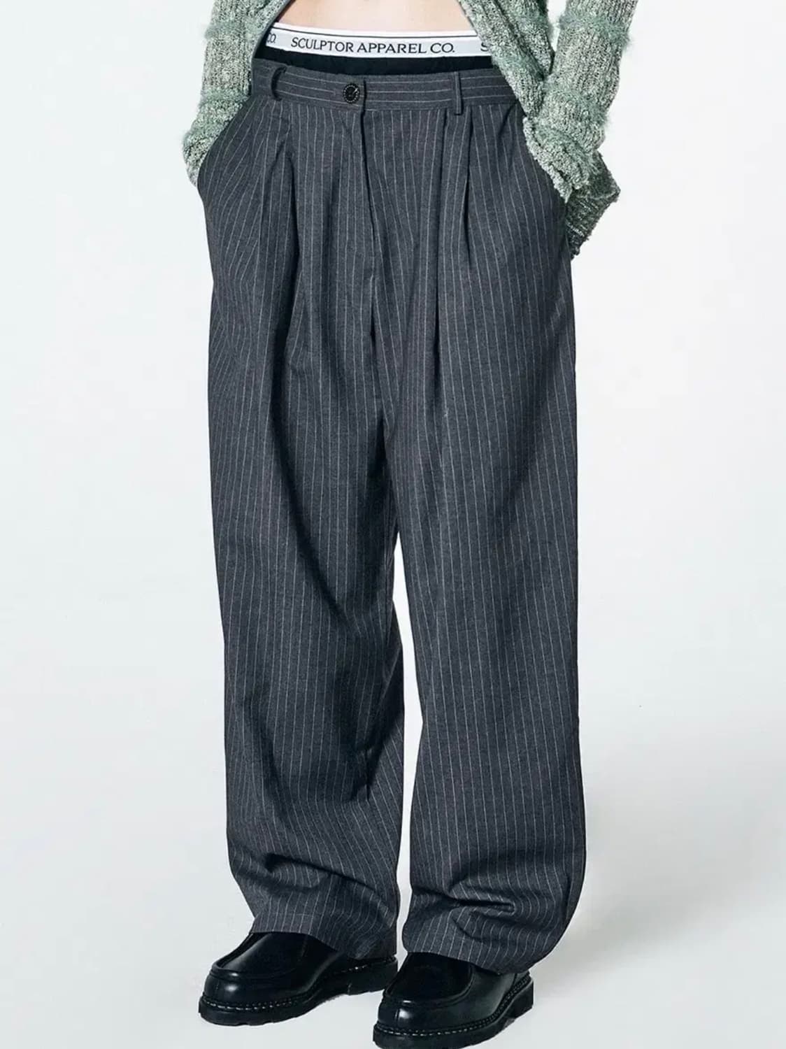 (제니 조이 착용) 스컬프터 로우라이즈 핀턱 팬츠 그레이 스트라이프 상품이미지3