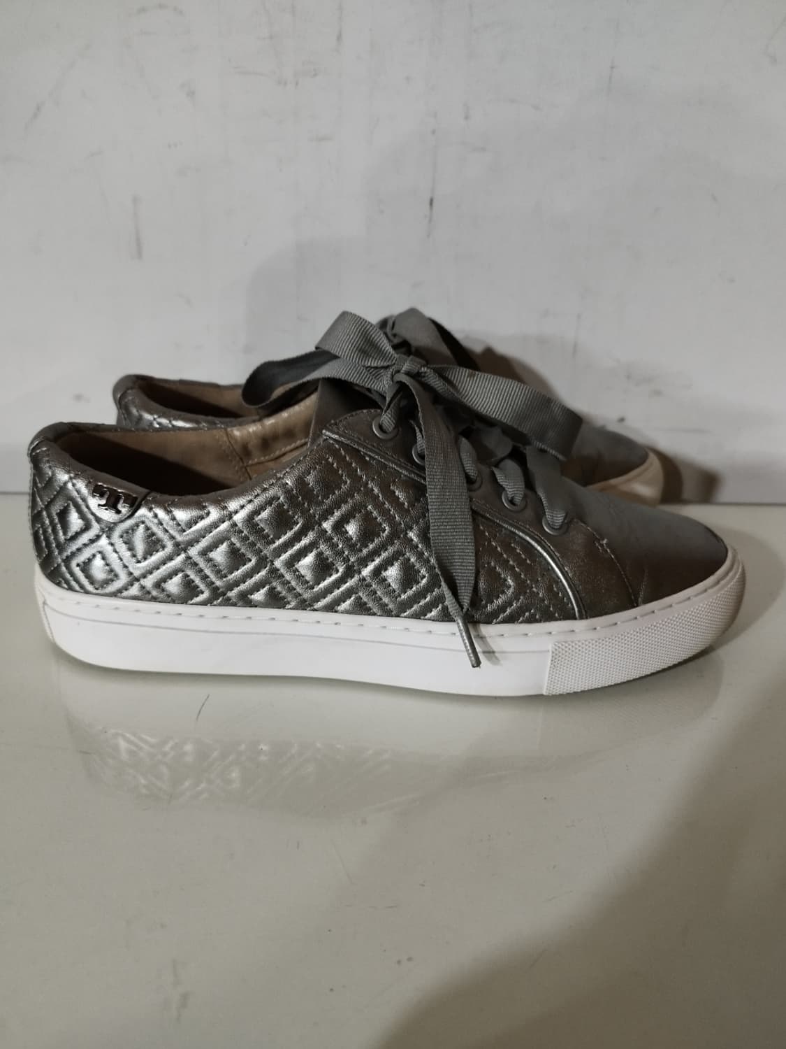 240mm 7m 토리버치 퀼팅 실버 메탈릭 스니커즈  상품이미지2