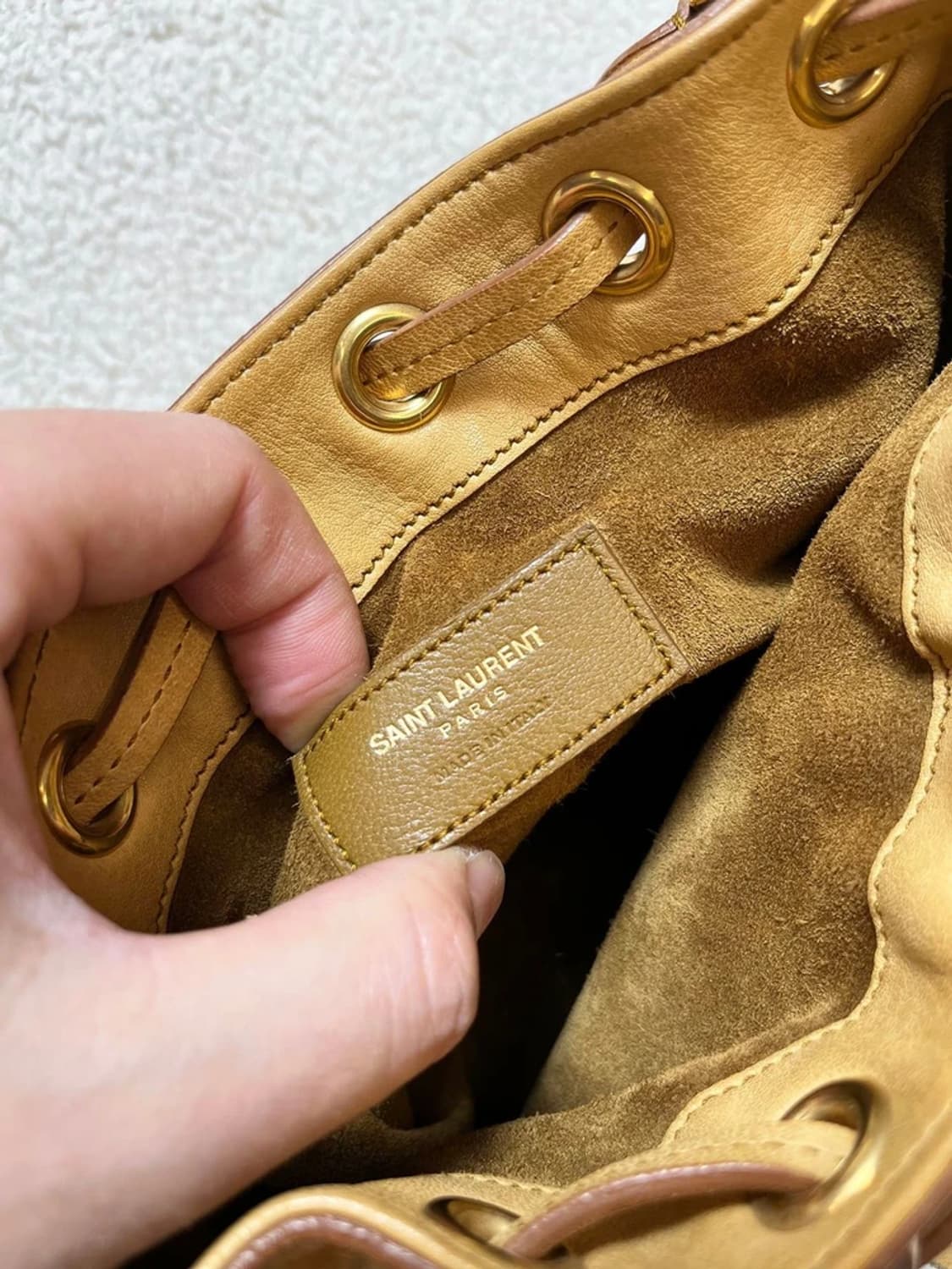 생로랑 스웨이드 엠마누엘 프린지 버킷 크로스백 A1749 상품이미지8