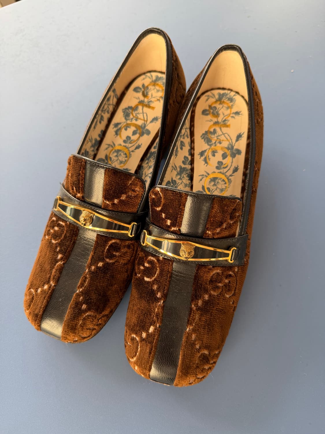 구찌 스트라이프GG 벨벳 펌프스 상품이미지1