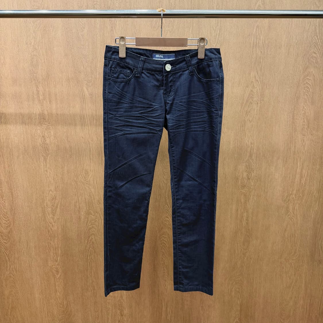 장폴고티에 데님 팬츠 백포켓 화이트 로고 패치 세미 워싱 디테일 흑청 상품이미지2