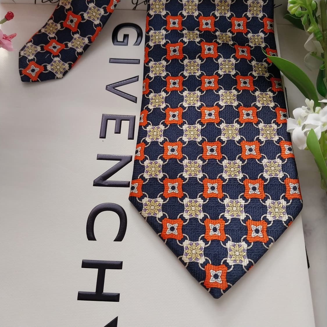 지방시 실크 네이비 기하 패턴 넥타이 9.9cm A+등급 K1628
 상품이미지3