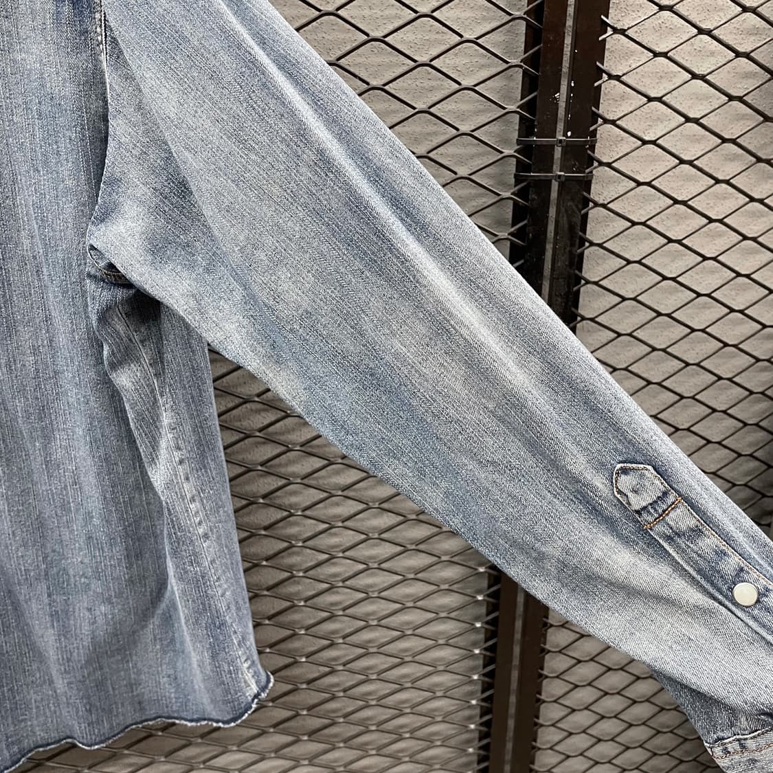 랭글러 웨스턴 데님 셔츠 투포켓 레터링 디테일 중청 상품이미지8