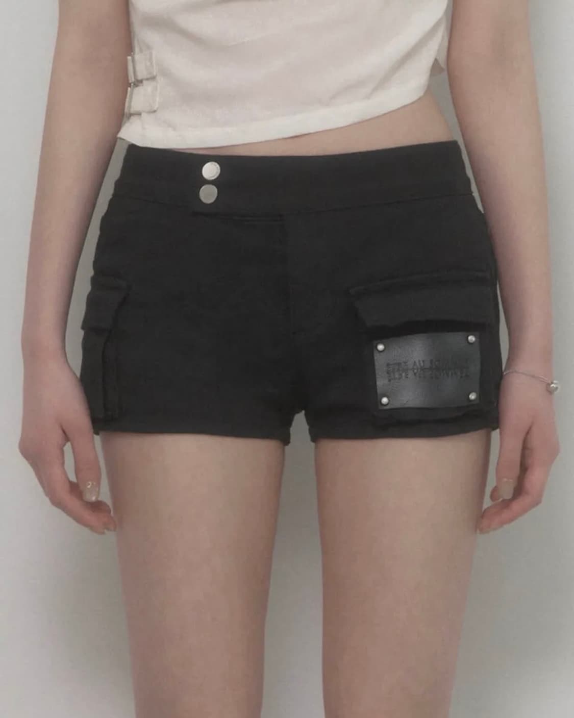 에트오소메 Leather Patch Cargo Short Pants 쇼츠 상품이미지1