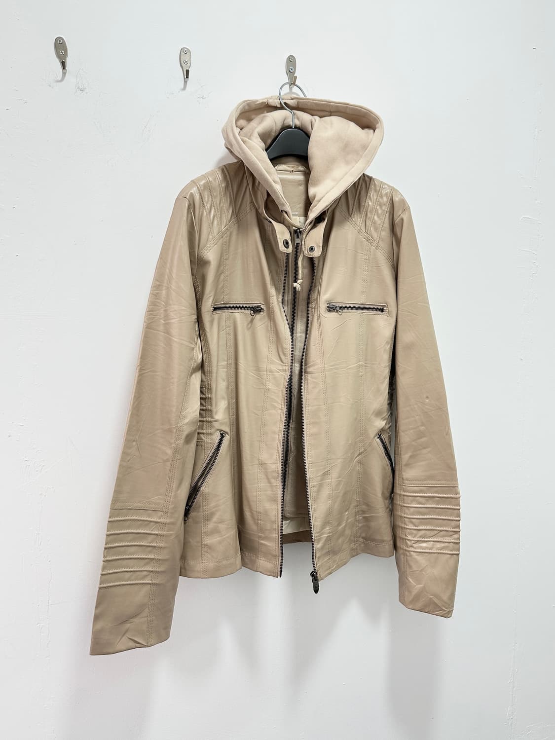 Beige hood layered fake leather motor ja 상품이미지6