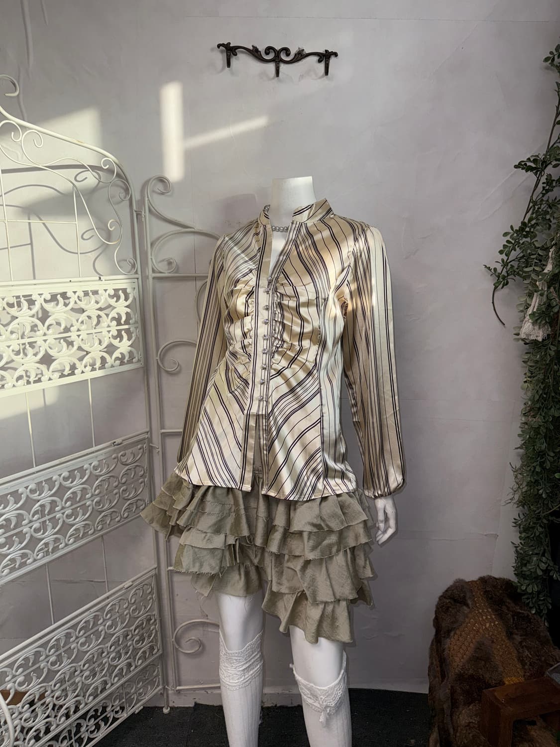 White gold satin stripe pleated blouse  상품이미지5