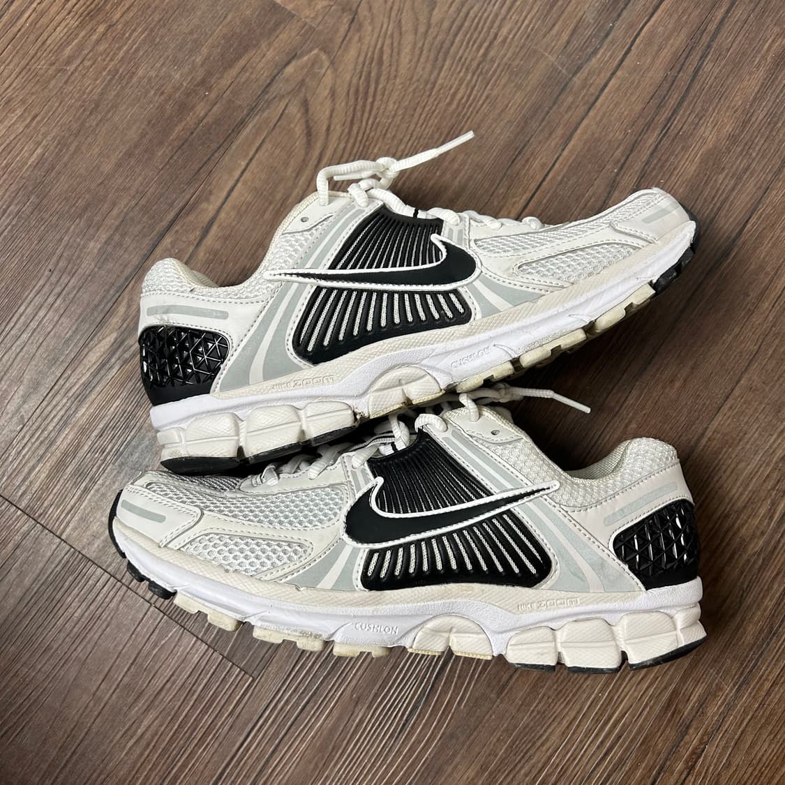 [NIKE] 나이키 줌 보메로 5 흰/검  상품이미지3