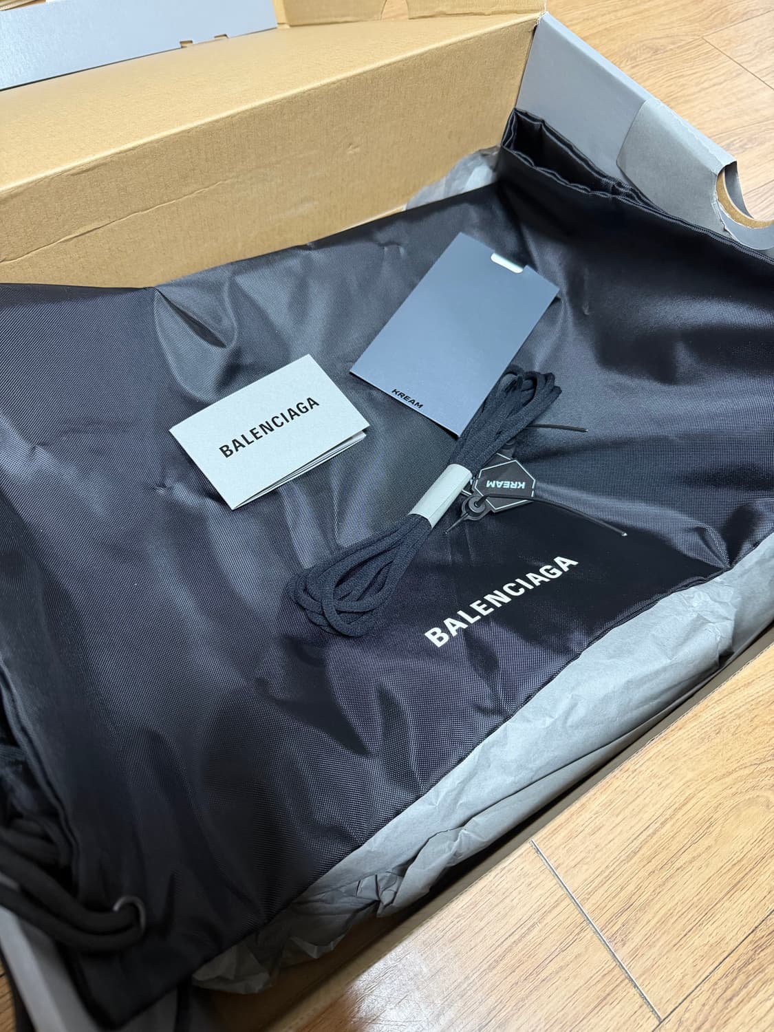 발렌시아가 디펜더 42 상품이미지5