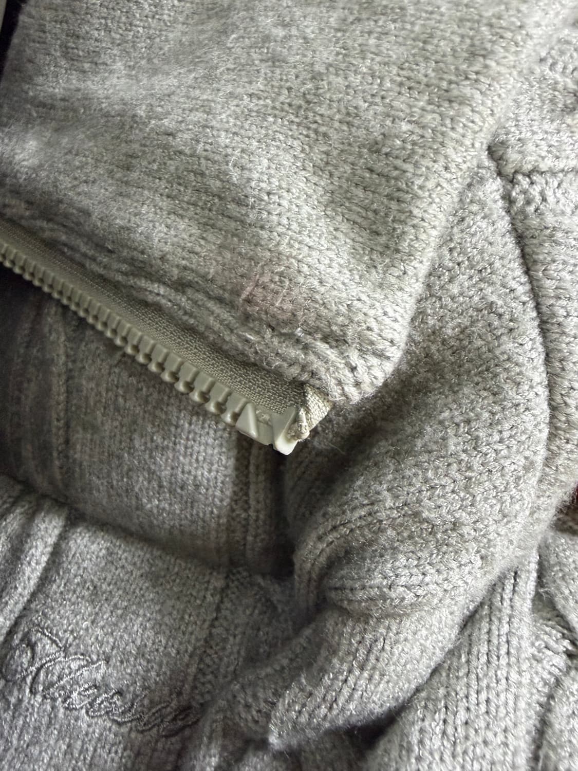 클리시어 츄츄 케이블 니트 푸퍼 패딩 그레이 판매합니다 상품이미지4