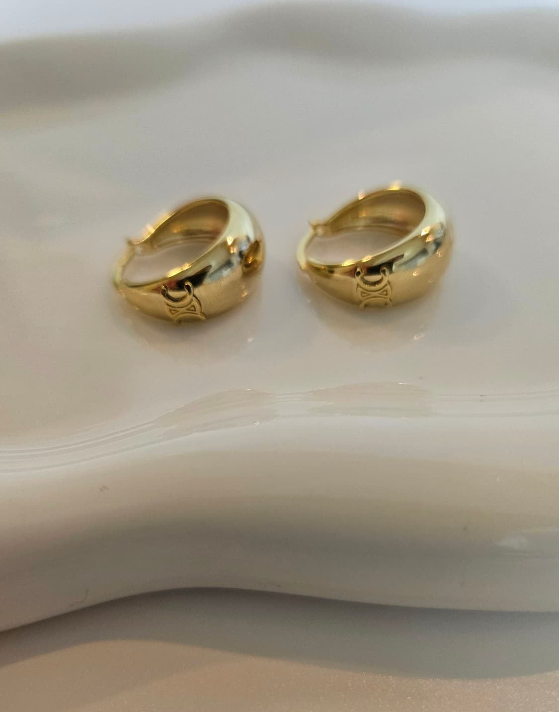 셀린느 트리오페 볼드 후프 귀걸이 금장 상품이미지4