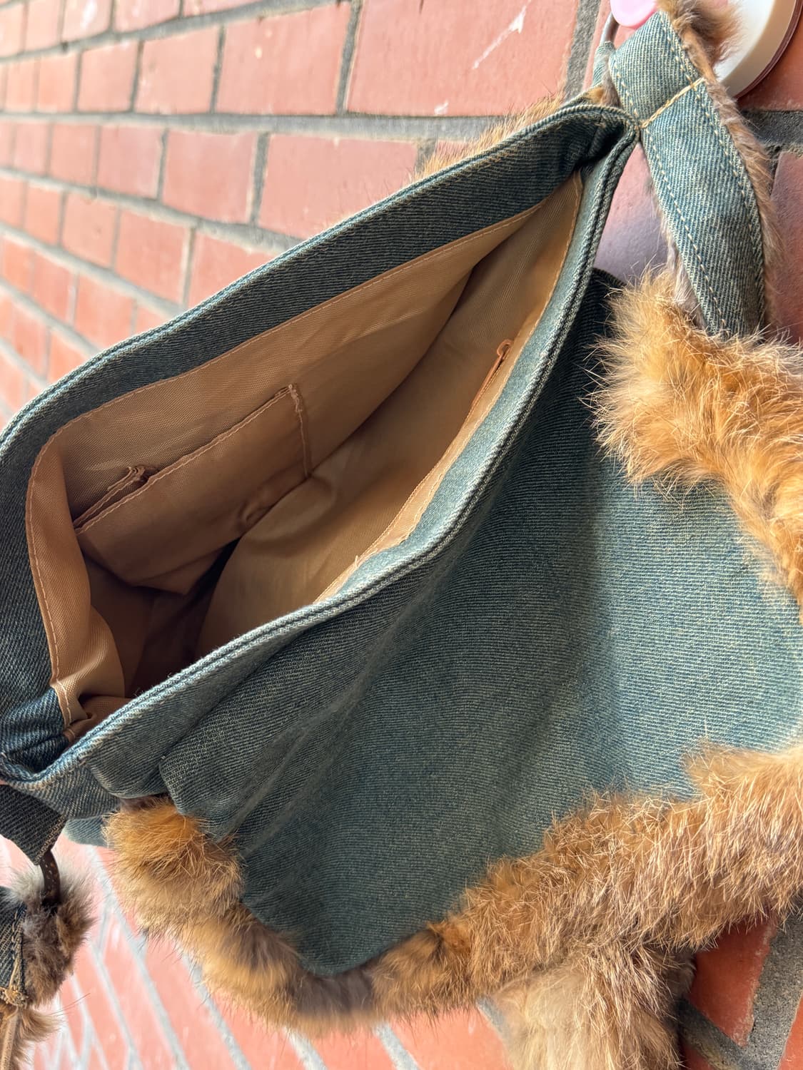 데님 퍼 트리밍 레이어드 크로스백 상품이미지5