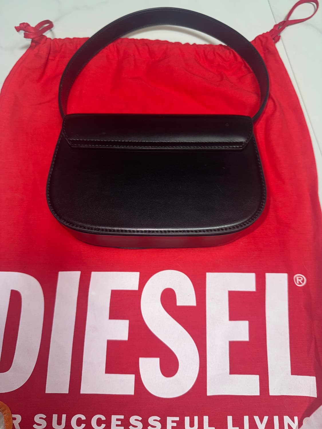 디젤 1DR 숄더백 인 나파 레더 블랙 상품이미지2