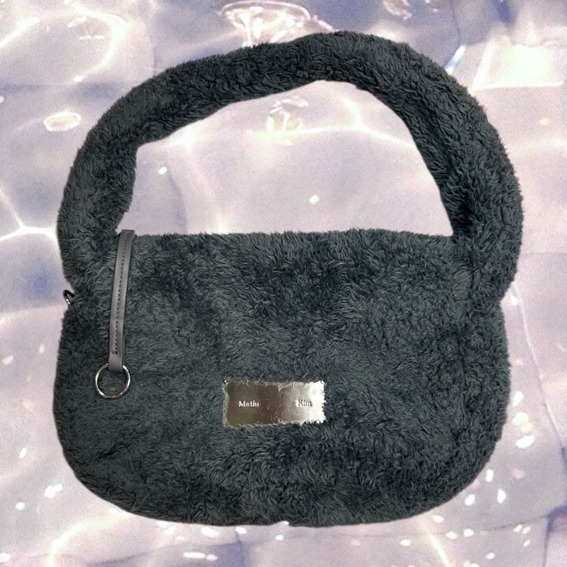 마뗑킴 플러피 토트백 인 차콜 상품이미지5