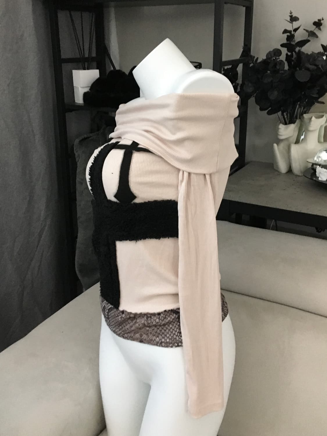 ༒ cross print off-shoulder tee 상품이미지4