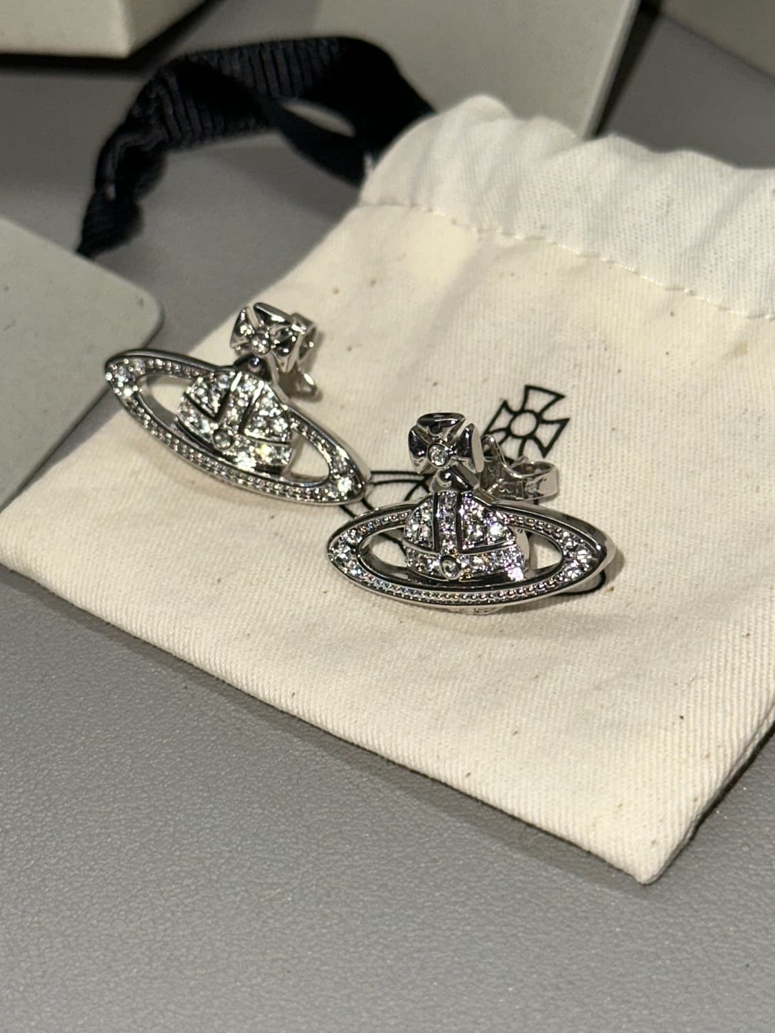 풀박스) 비비안 웨스트우드 미니 바스 릴리프 이어링 상품이미지2