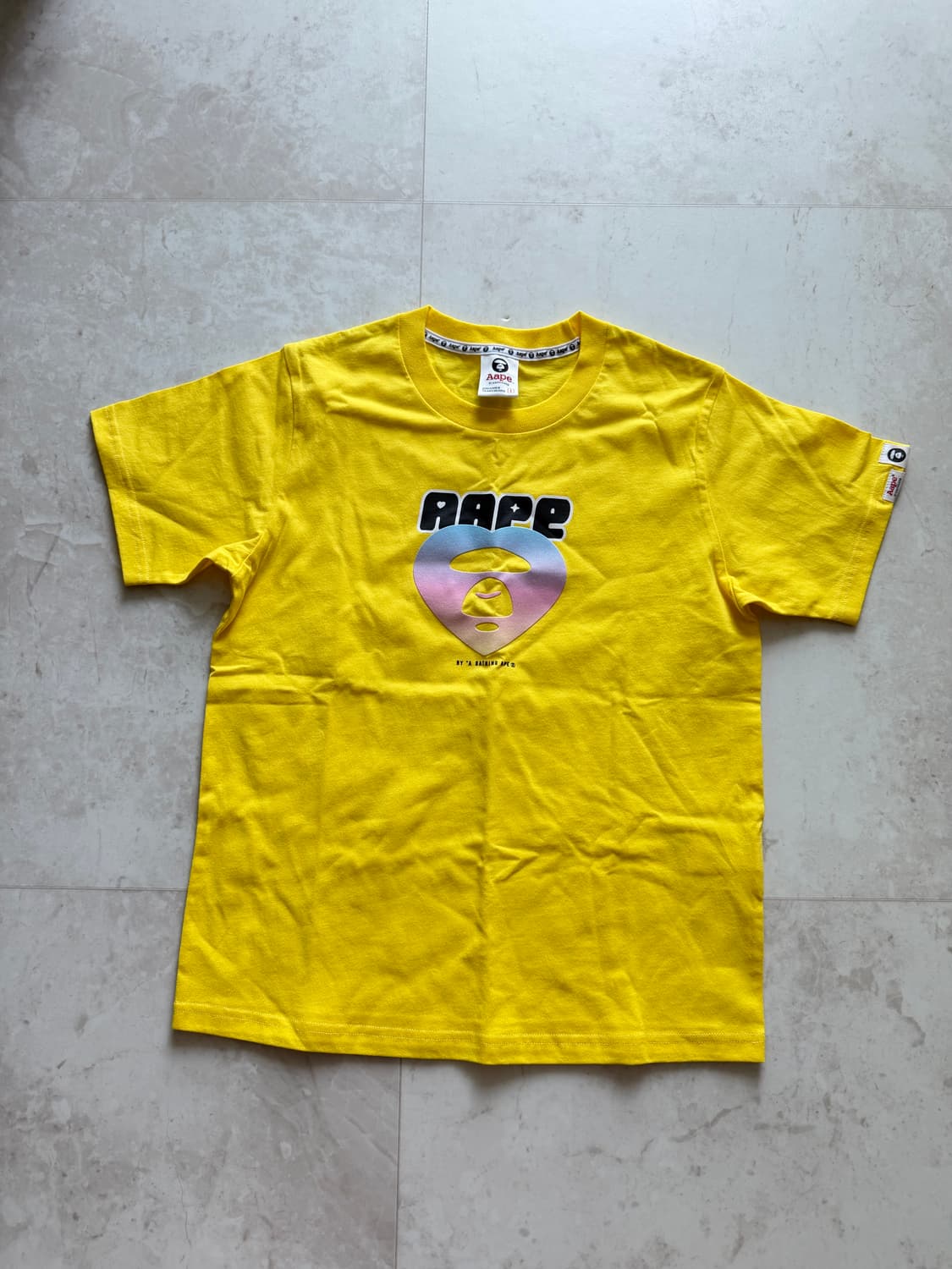 베이프 옐로우 하트그래픽 티셔츠 상품이미지1