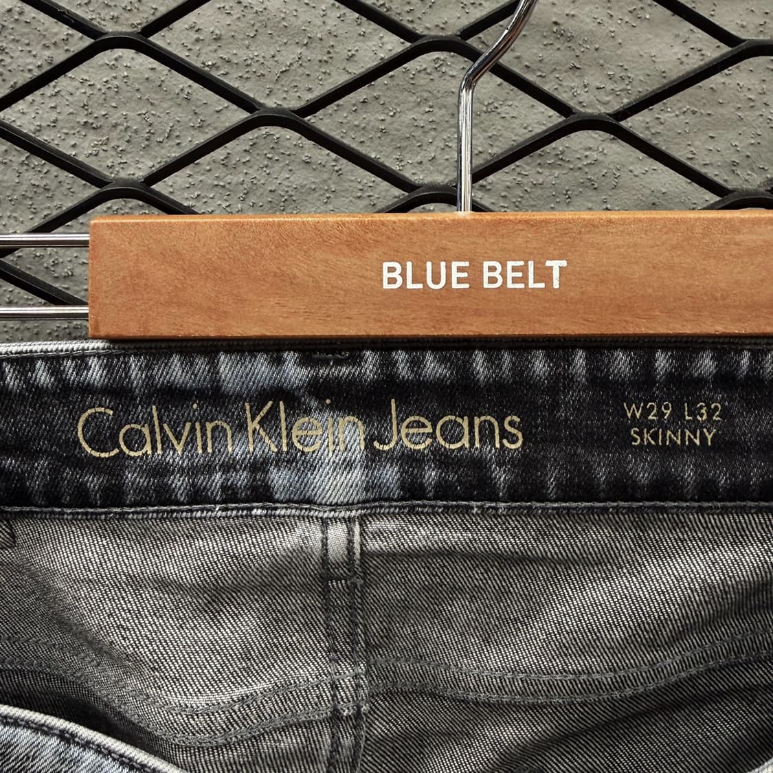 캘빈클라인 위싱 데님 팬츠 미드라이즈 화이트 브러싱 백포켓 로고 디테일 상품이미지9