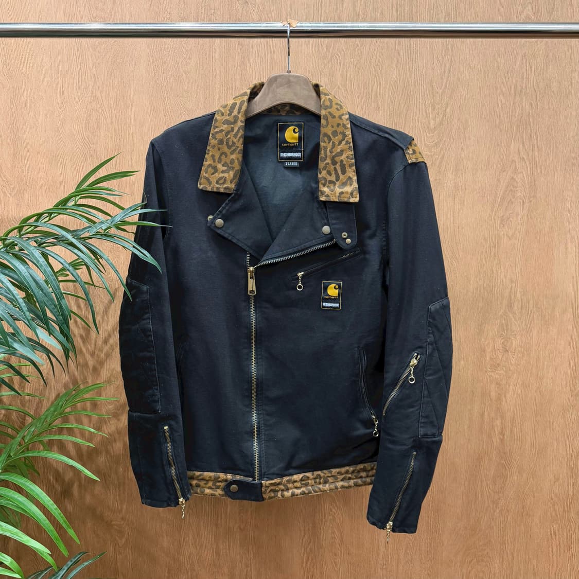 칼하트 네이버후드 코튼 라이더 자켓 레오파드 패턴 배색 디테일 블랙 상품이미지1