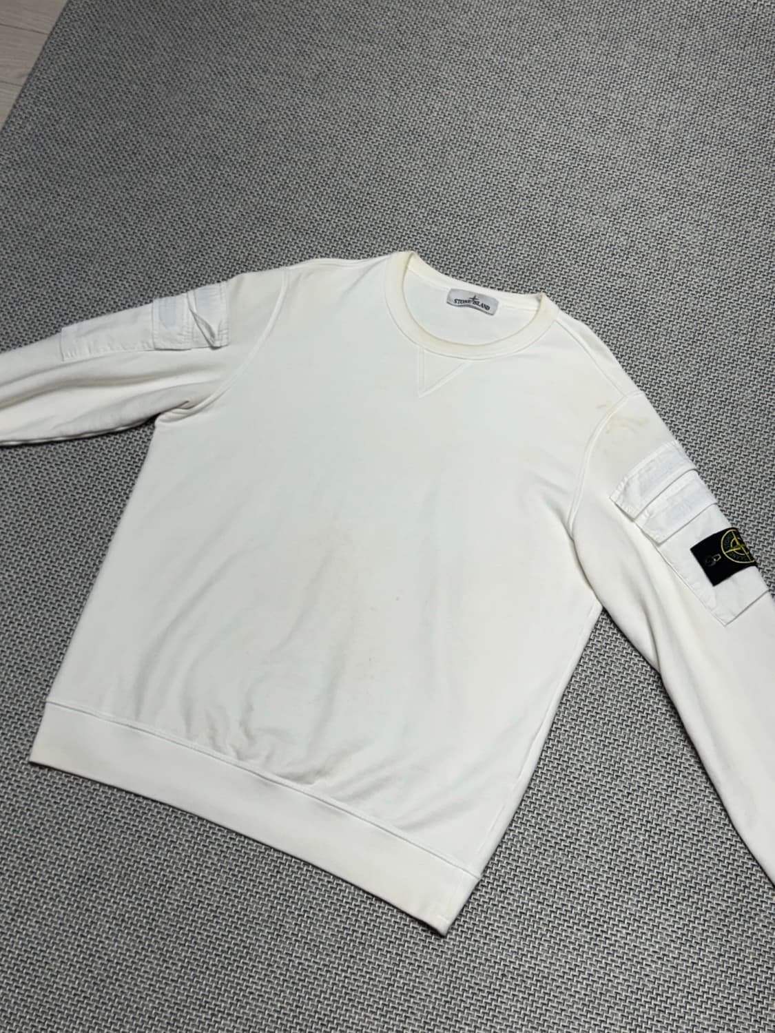 [ 23FW ] 스톤 아일랜드 포켓 와펜 패치 맨투맨 상품이미지5