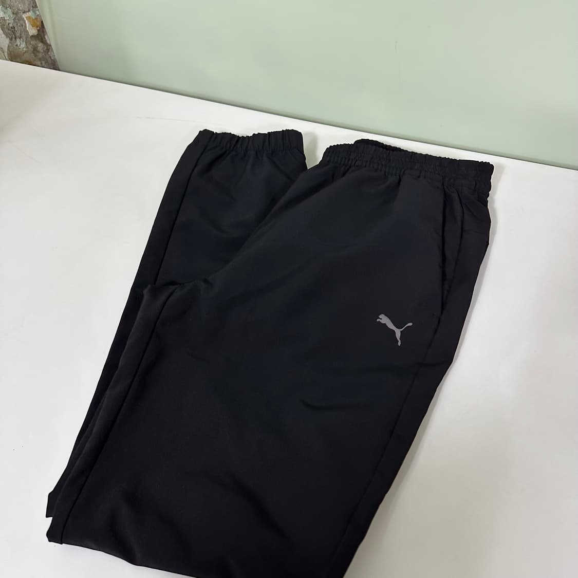 L 푸마 블랙 기본로고 레귤러핏 바막재질 조거팬츠 상품이미지1