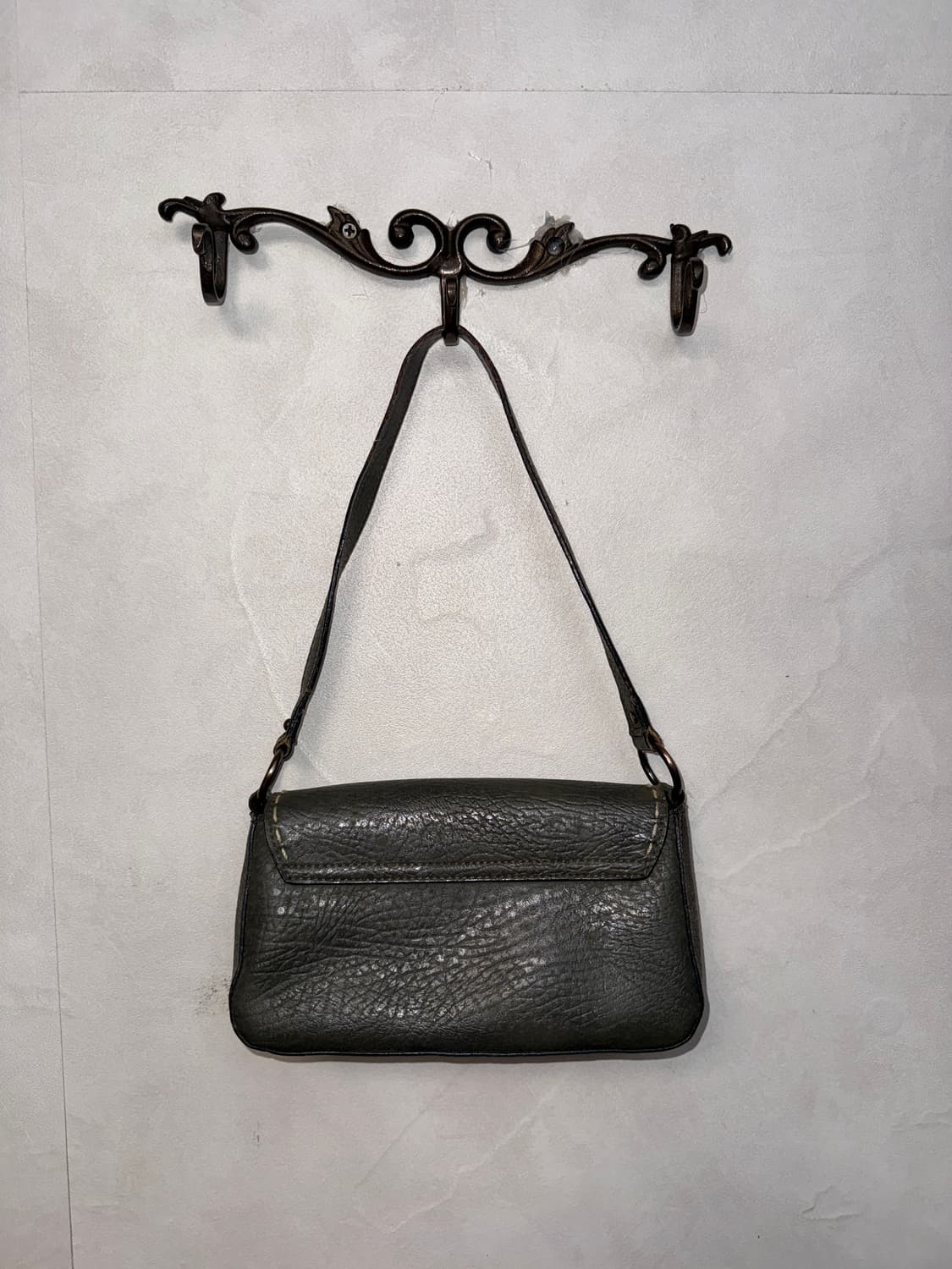 Guess ash khaki stitch buckle 숄더백 상품이미지6