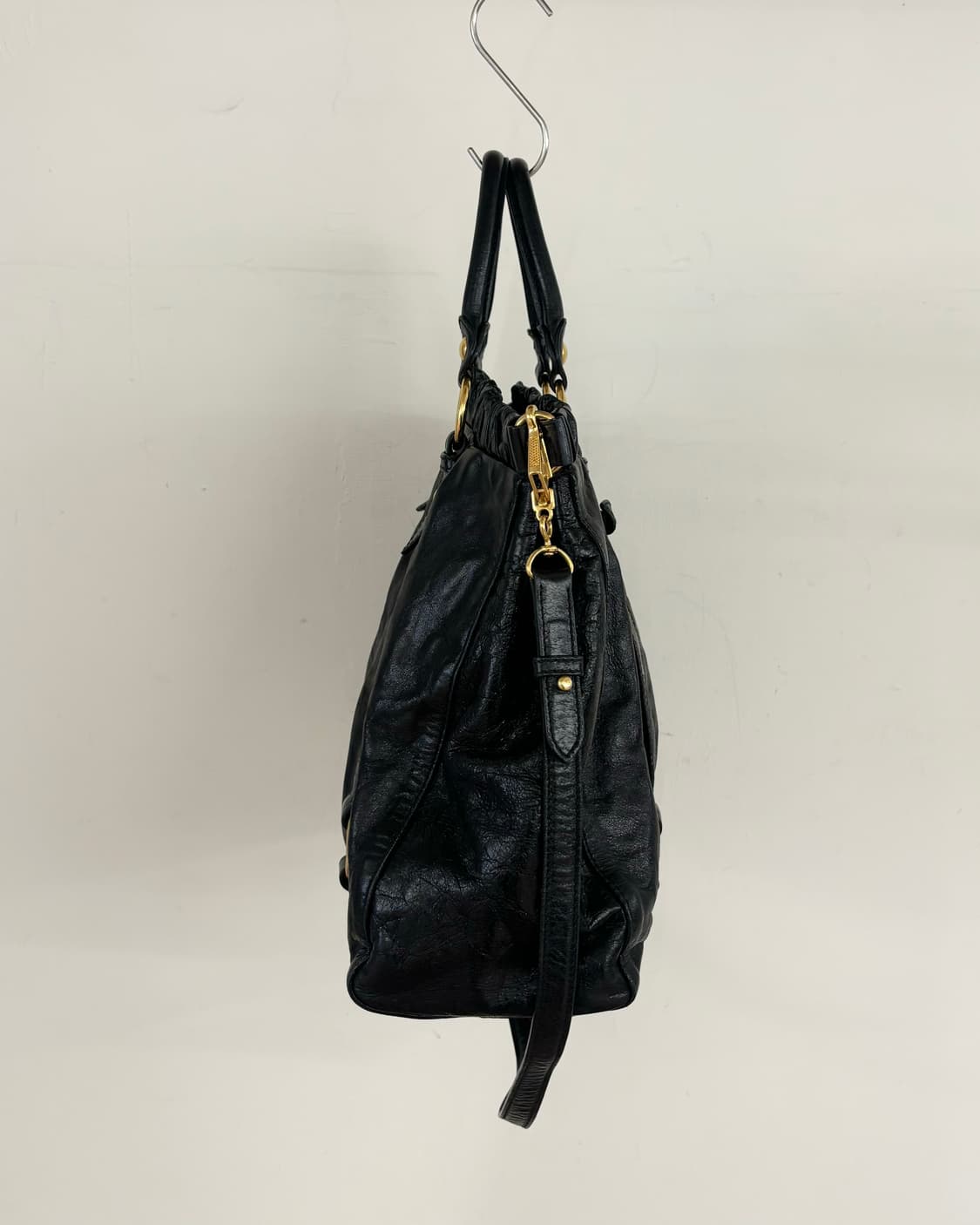 미우미우 블랙 비텔로 럭스 레더 토트백 상품이미지5