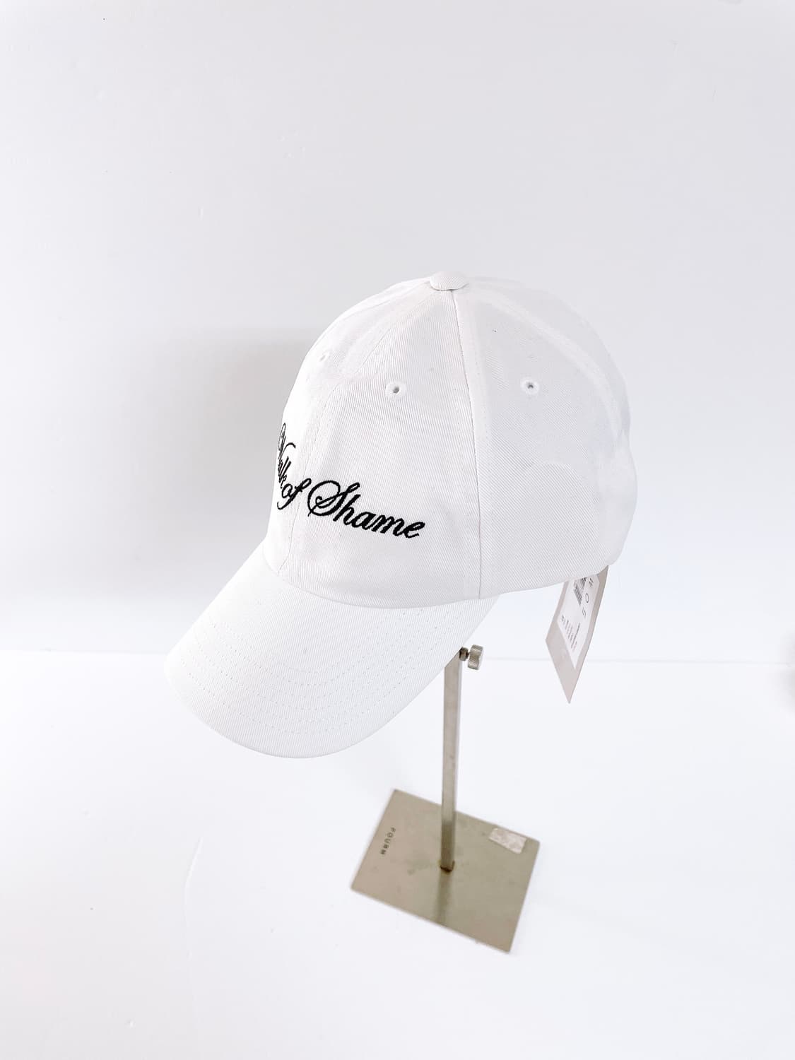 (정품/새상품) 워크 오브 셰임 공용 화이트 블랙 레터링 자수 볼캡 상품이미지2