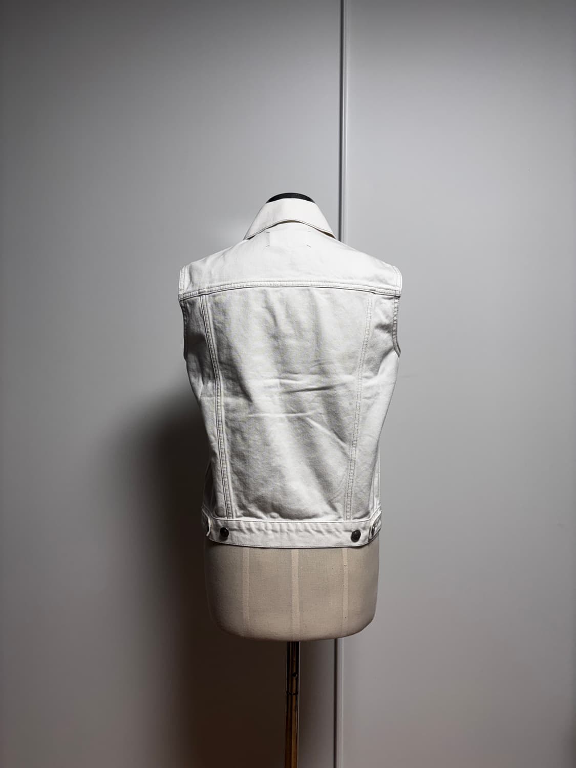 새상품) 21SS 메종 마르지엘라 포스티치 화이트 데님 베스트 상품이미지3