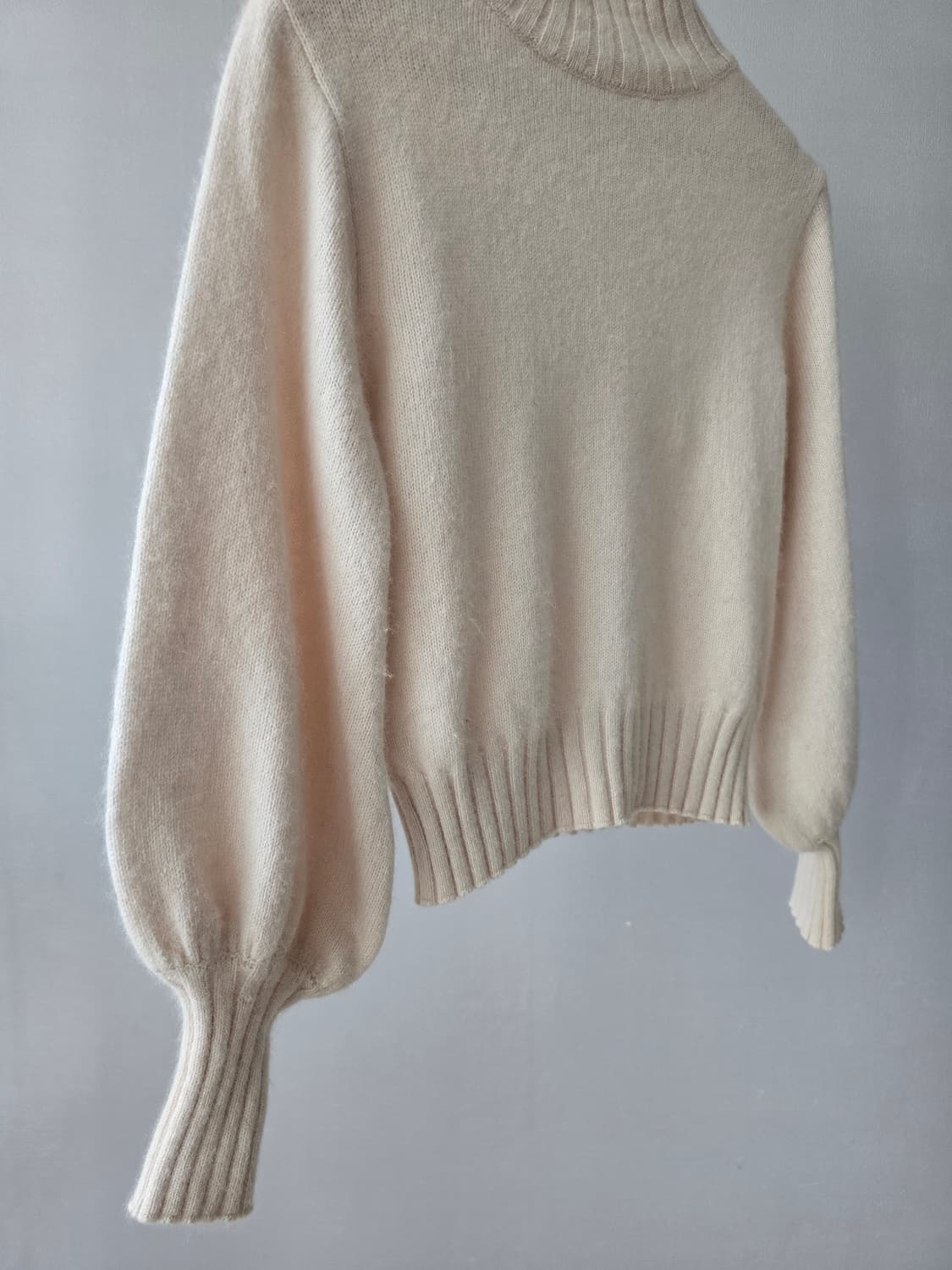 chico 폭스울 크롭 하이넥 퍼프 니트 상품이미지5