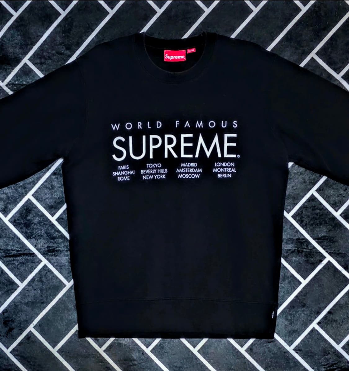 슈프림 월드 페이머 스 레터링 블랙 크루넥 맨투맨 상품이미지2