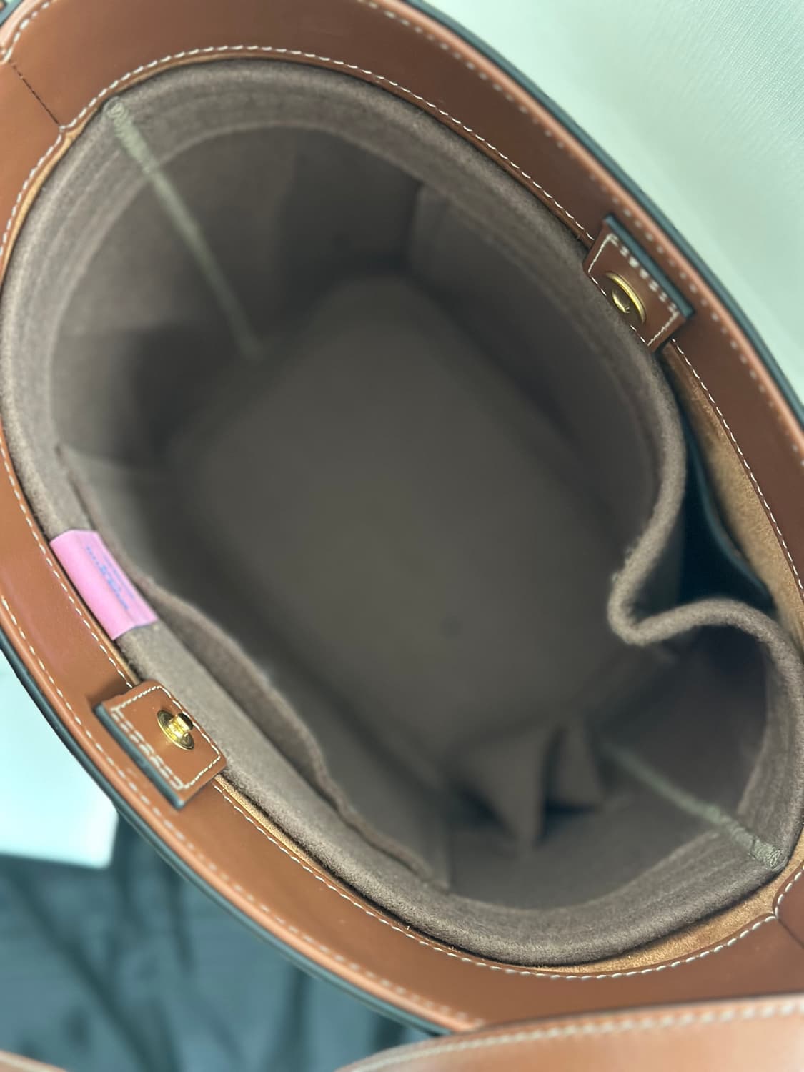 셀린느 트리오페 스몰 스무스 카프스킨 버킷백 상품이미지5